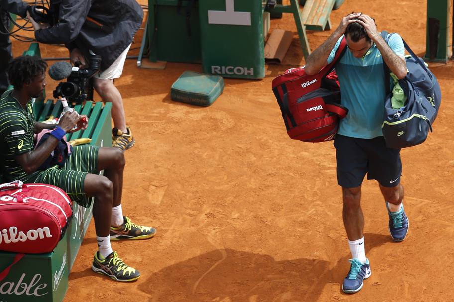 Federer prende le sue borse e rientra negli spogliatoi con le mani tra i capelli. Il suo Montecarlo Atp  finito presto (Afp)
